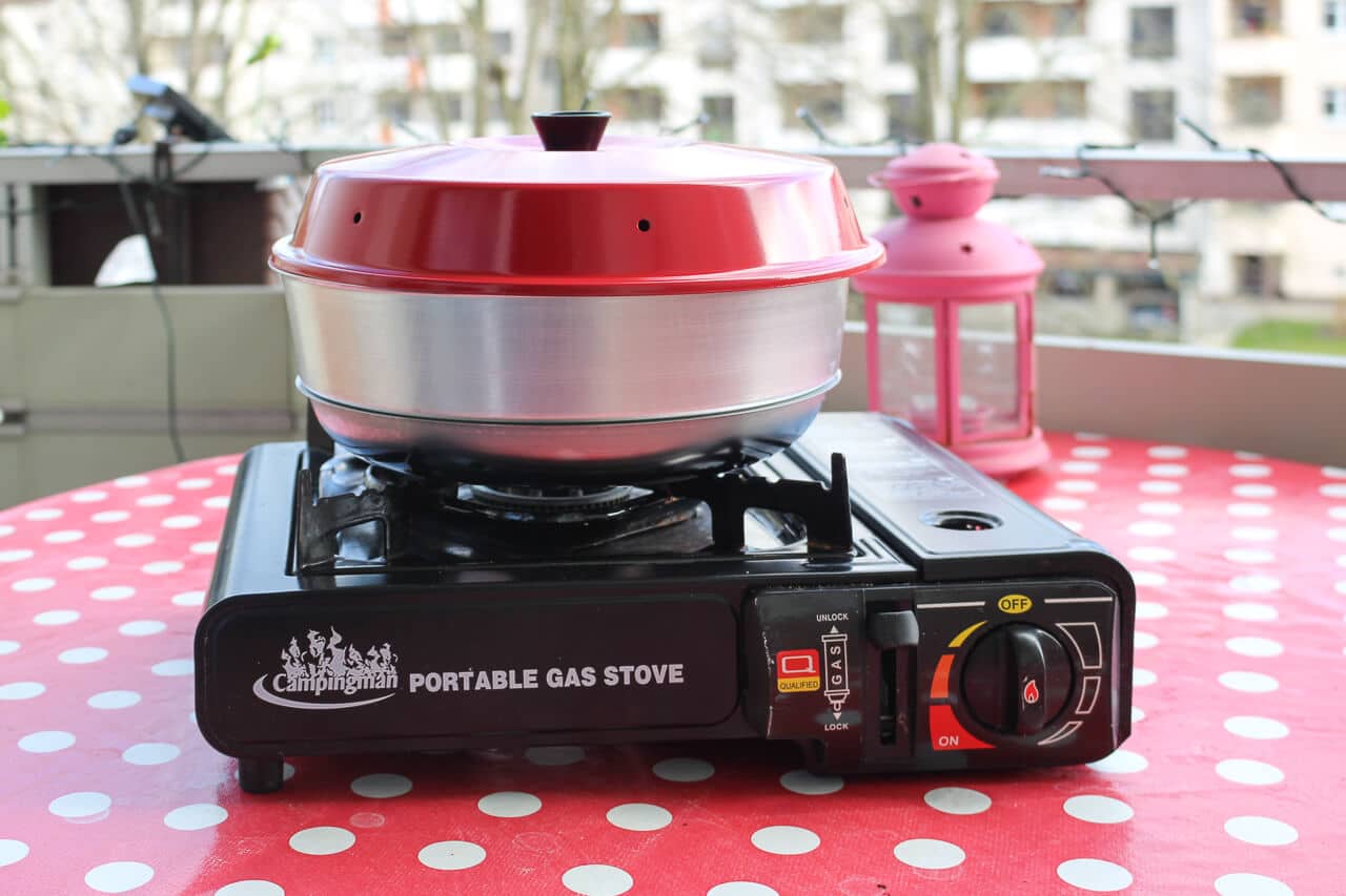 Test et présentation de l'Omnia Oven 3 Der aufgebaute Omnia Campingbackofen auf einem Tisch
