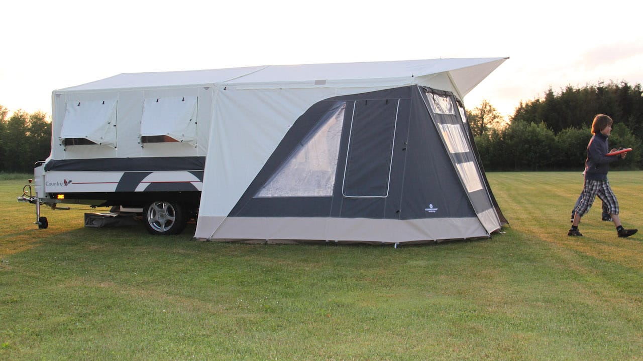 Regarde la caravane pliante CombiCamp dépliée Photo:C CombiCamp