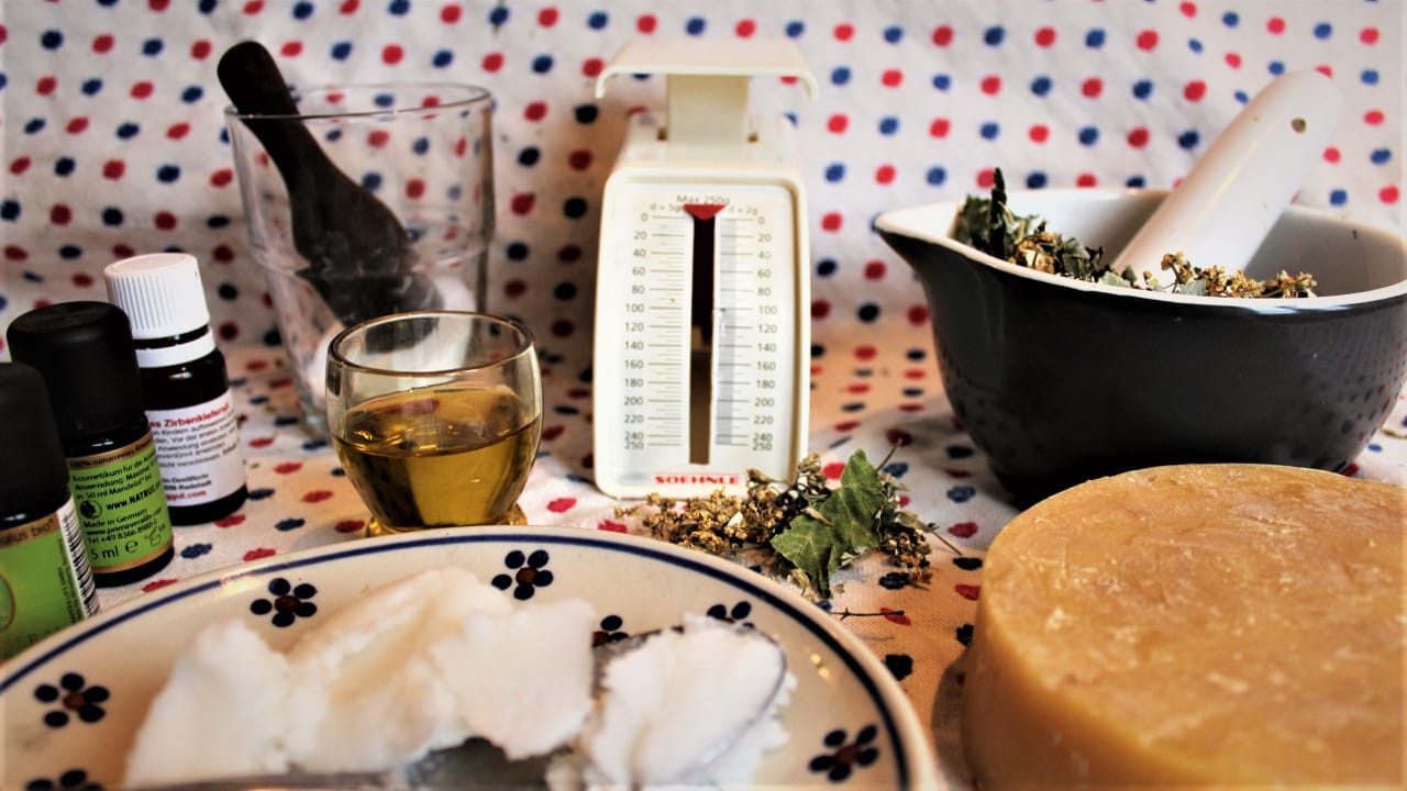 Fabriquer soi-même des cosmétiques naturels : Recettes faciles et conseils 2 Ingrédients pour fabriquer soi-même des cosmétiques naturels