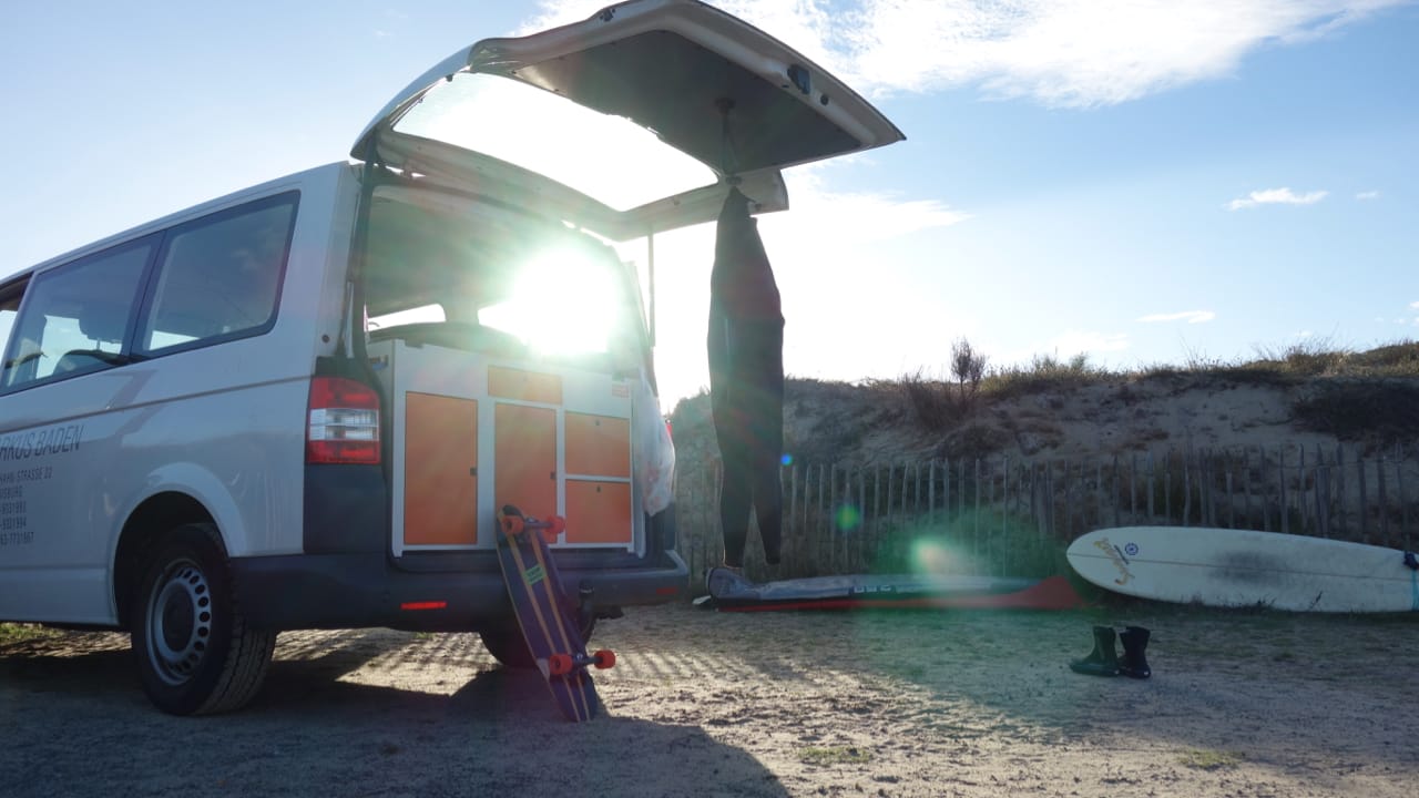Un camping-car aménagé avec le module de véhicule d'évasion