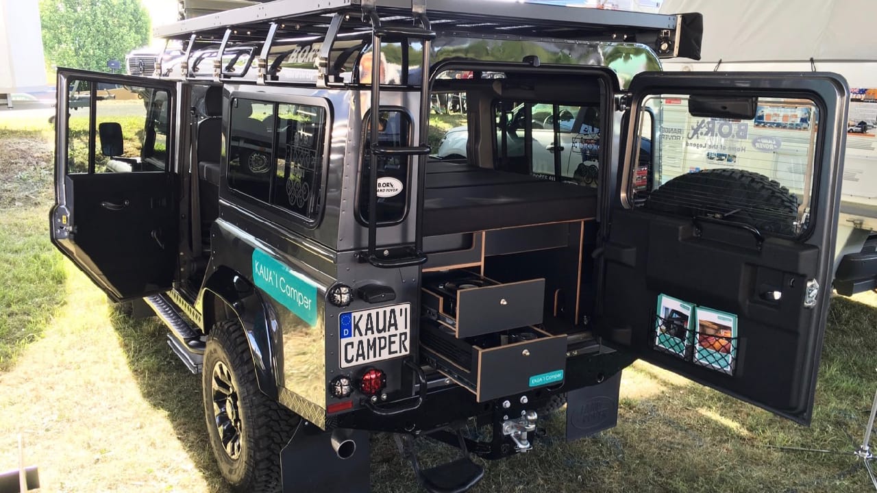 Un camping-car aménagé avec une boîte de camping KAUAI