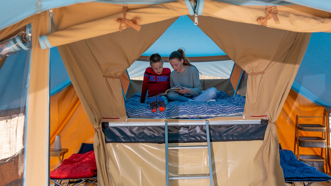 Les enfants dans la tente-remorque Campooz