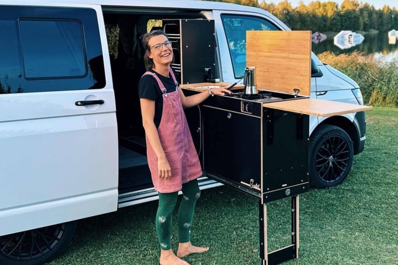 Boîtes de camping : la cuisine extensible est particulièrement pratique. Boxes de camping : la surface de couchage offre beaucoup d'espace. © Tobias Czoppik, BarefootVans