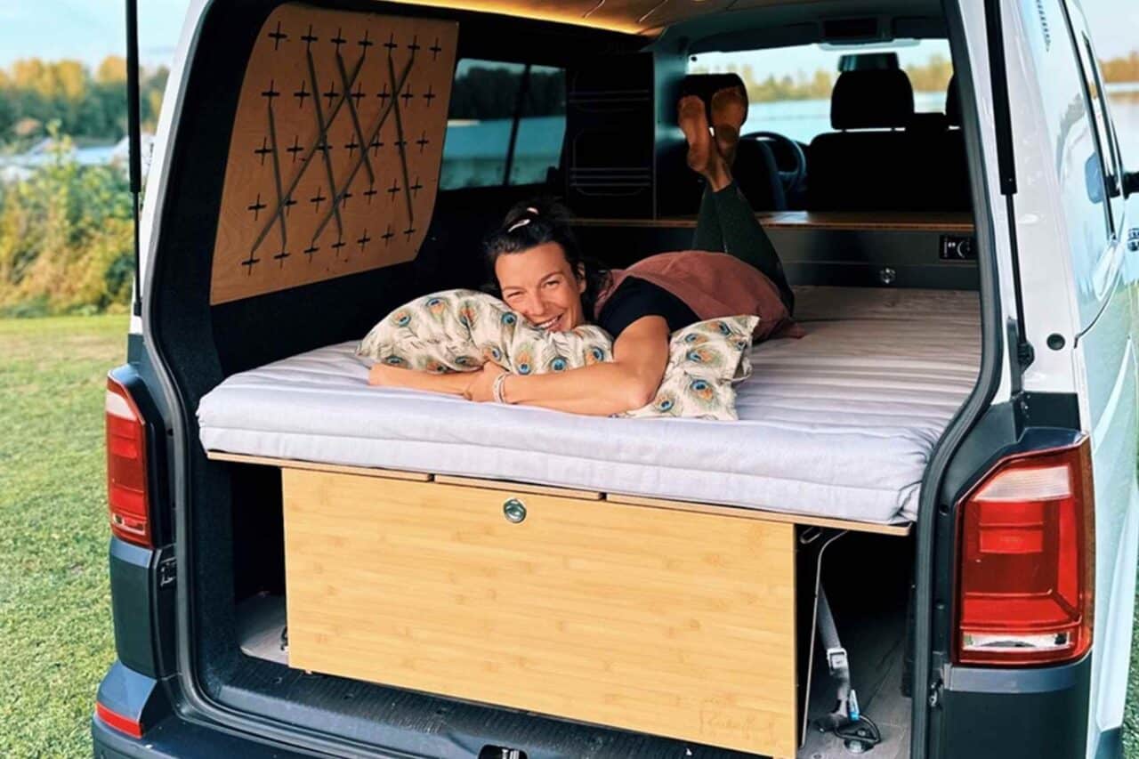 Boxes de camping : la surface de couchage offre beaucoup d'espace. © Tobias Czoppik, BarefootVans