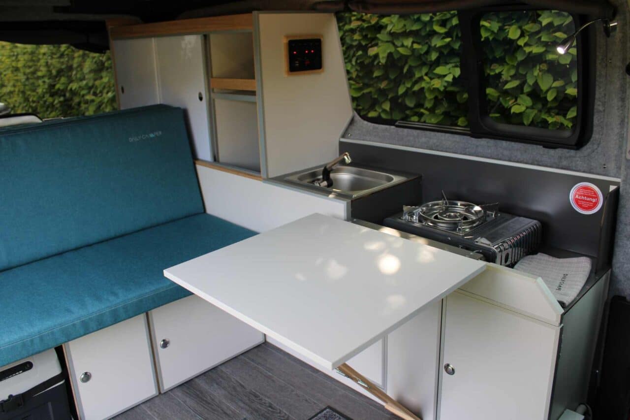 L'intérieur offre un aménagement complet, y compris les armoires, l'évier et l'espace cuisine. © Freizeitmobile KLIEM GmbH &amp; Co. KG