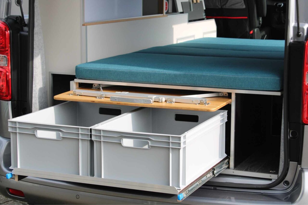 Un design bien pensé avec des caisses coulissantes dans le compartiment arrière. © Freizeitmobile KLIEM GmbH &amp; Co. KG