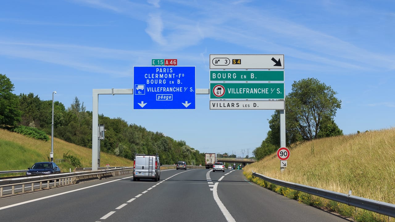 Code de la route en France : vitesses maximales, péages et particularités pour les campeurs