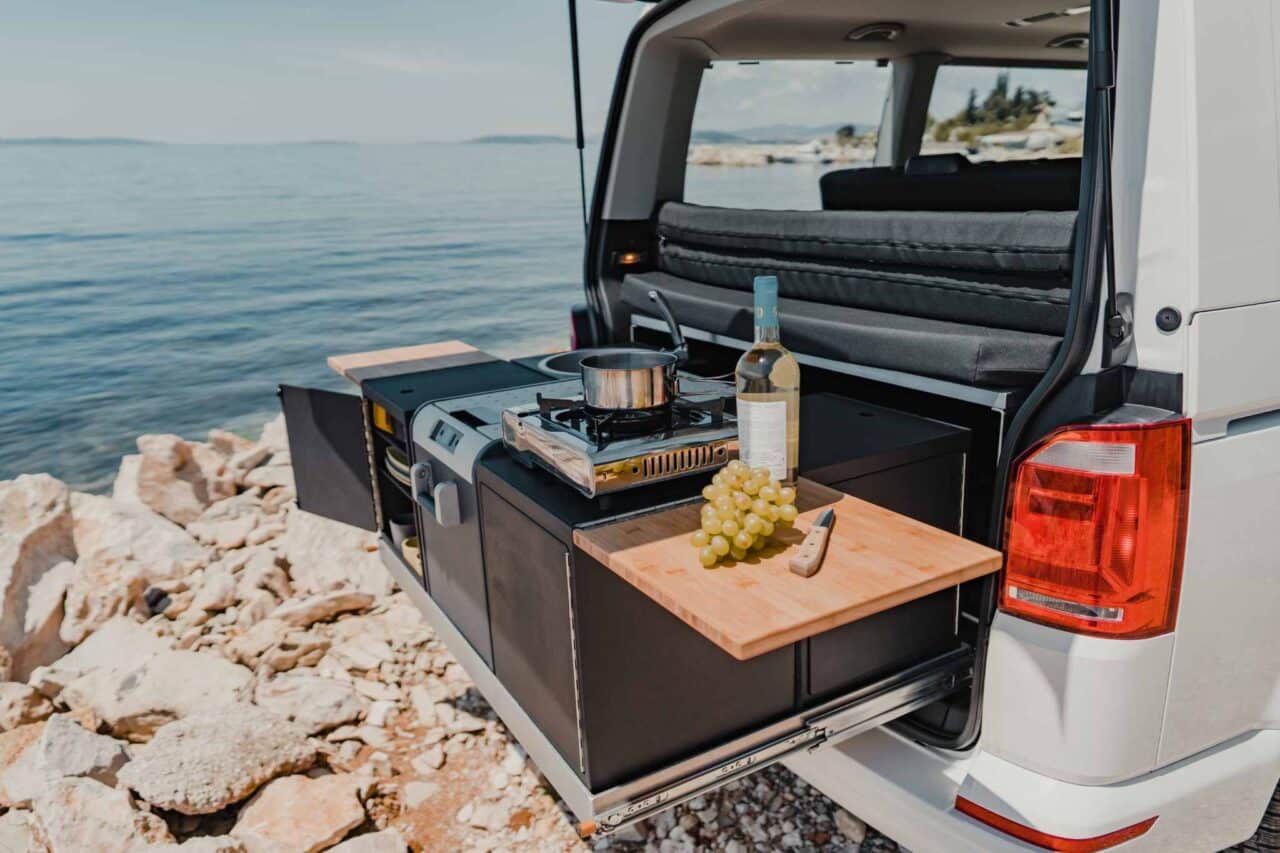 A l'arrière, il y a un élément de cuisine extensible. © Markus Rhein, calibox GmbH