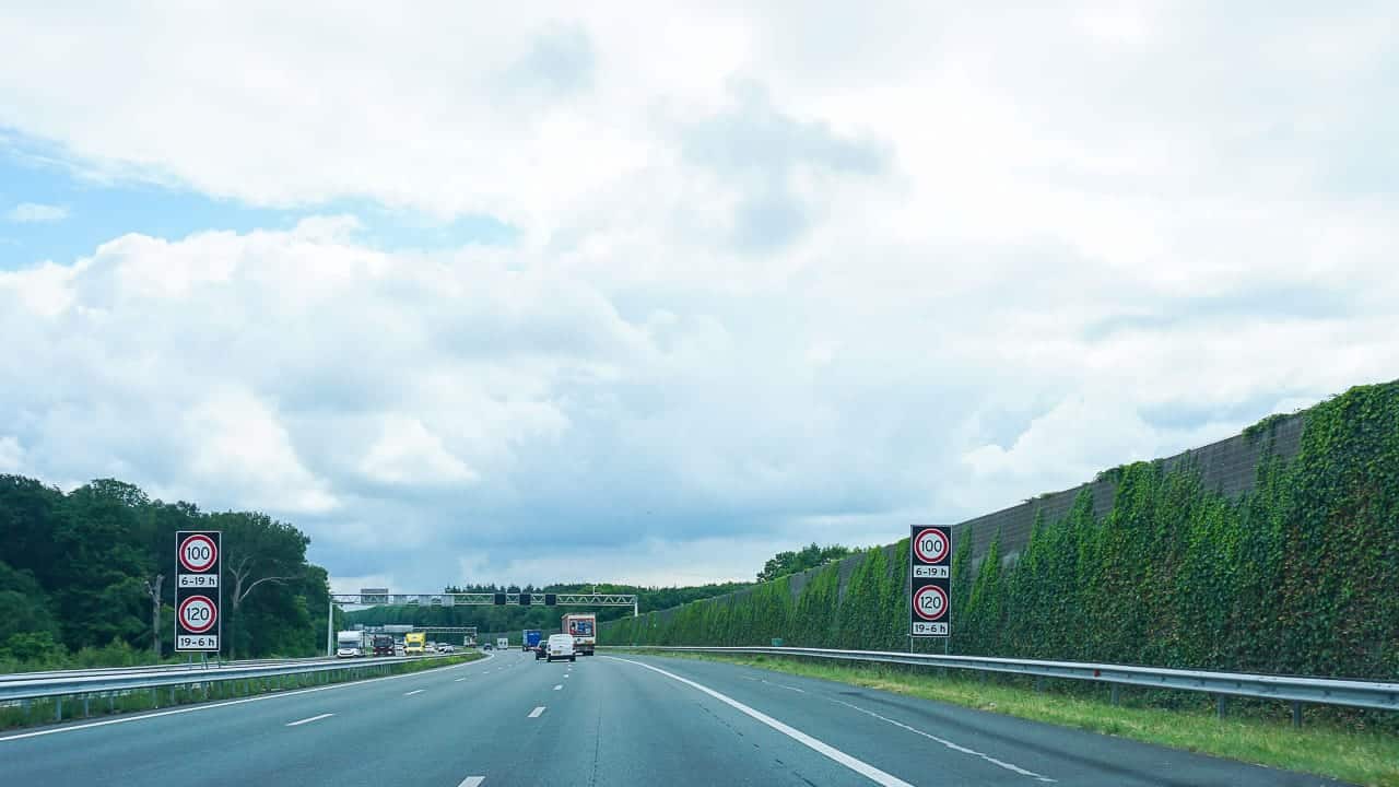 Code de la route aux Pays-Bas : Limite de vitesse, gilet de sécurité & particularités pour les automobilistes et les campeurs