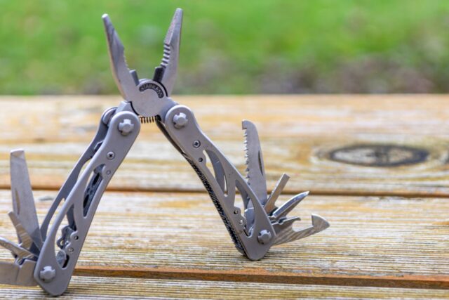 Multitool Leatherman sur une table en bois