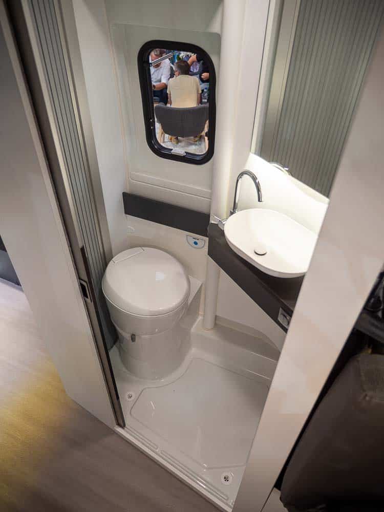 Adria TWIN MAX 680 Salle de bain