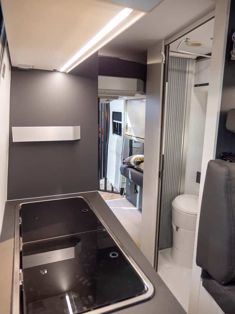 Adria TWIN MAX 680 Cuisine Salle de bain