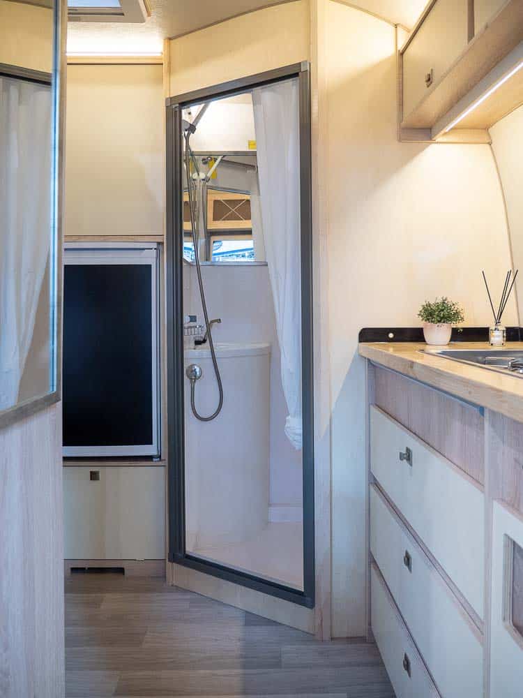 Compact et confortable : 9 petites caravanes avec toilettes (et douche) 2 pinocaravan pi xl naszelle aussen