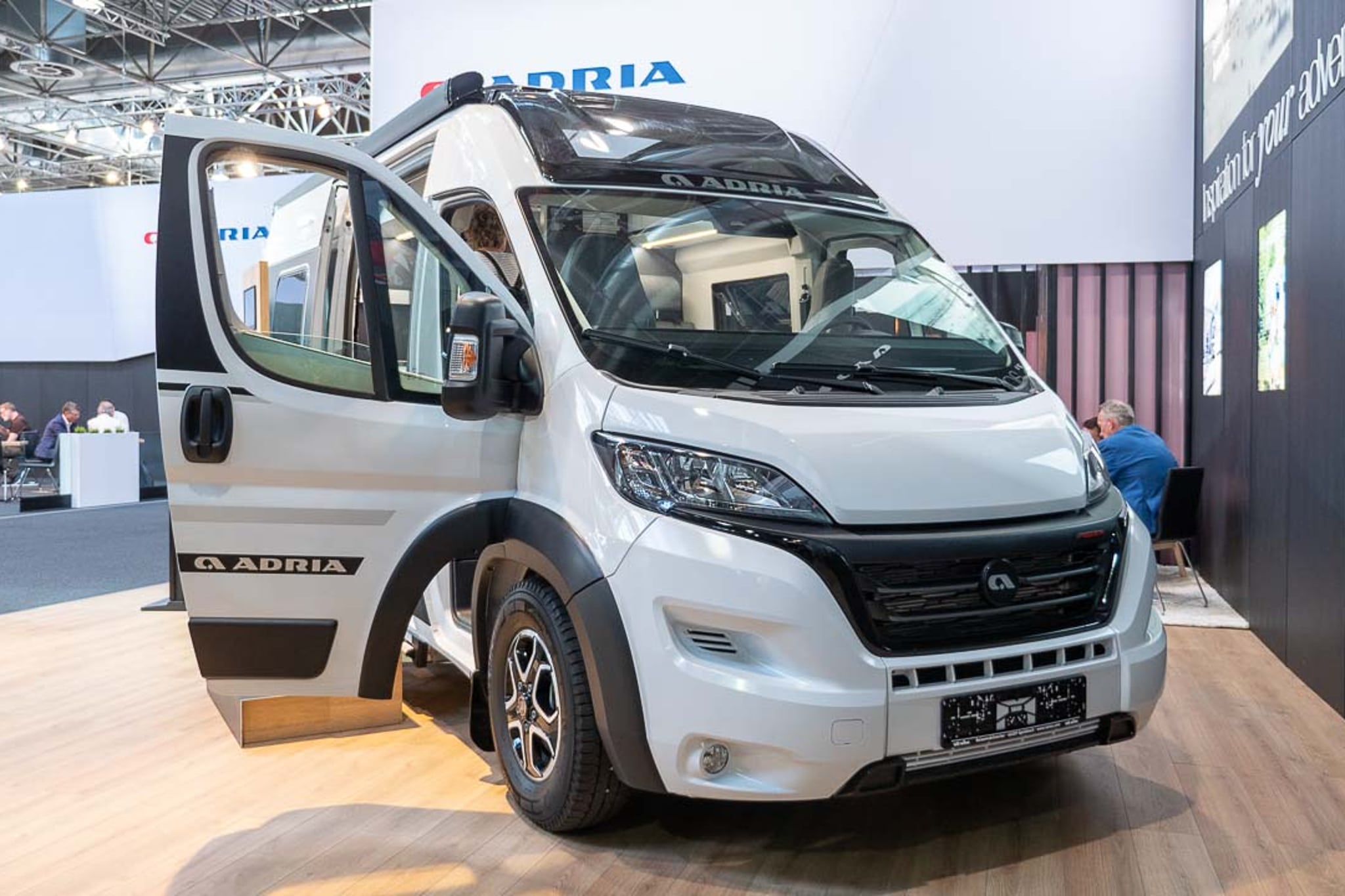 Adria TWIN 600 (2023) : camping-car innovant avec lit de pavillon électrique et toit panoramique