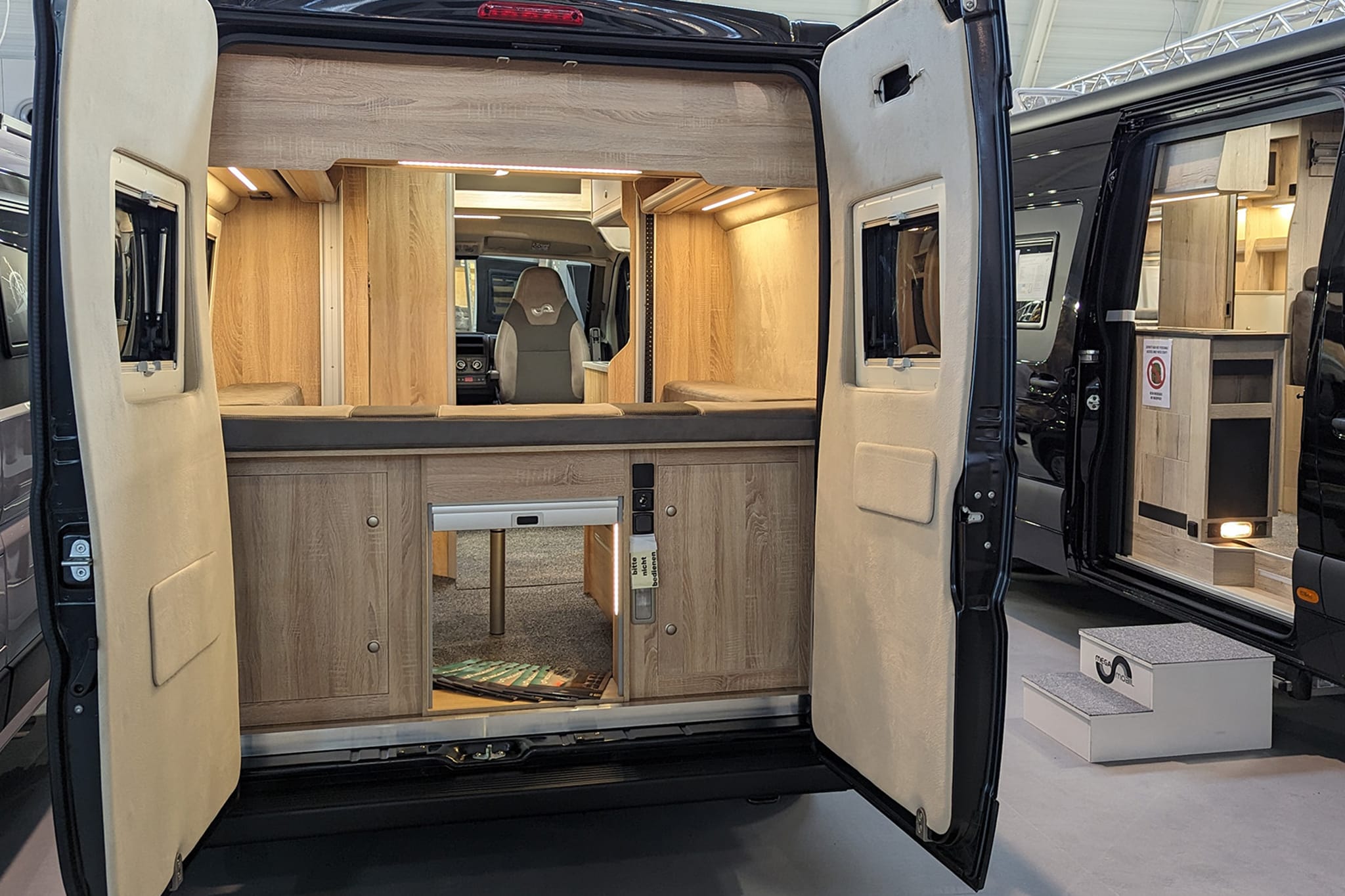 Pour l’expérience de camping ultime : lit de pavillon électrique et salle de bain de luxe dans le MegaMobil Lounge !