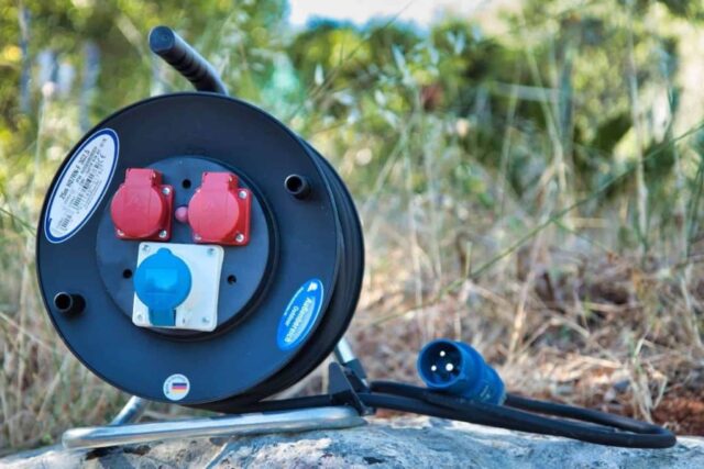 Dévidoir de câble de camping