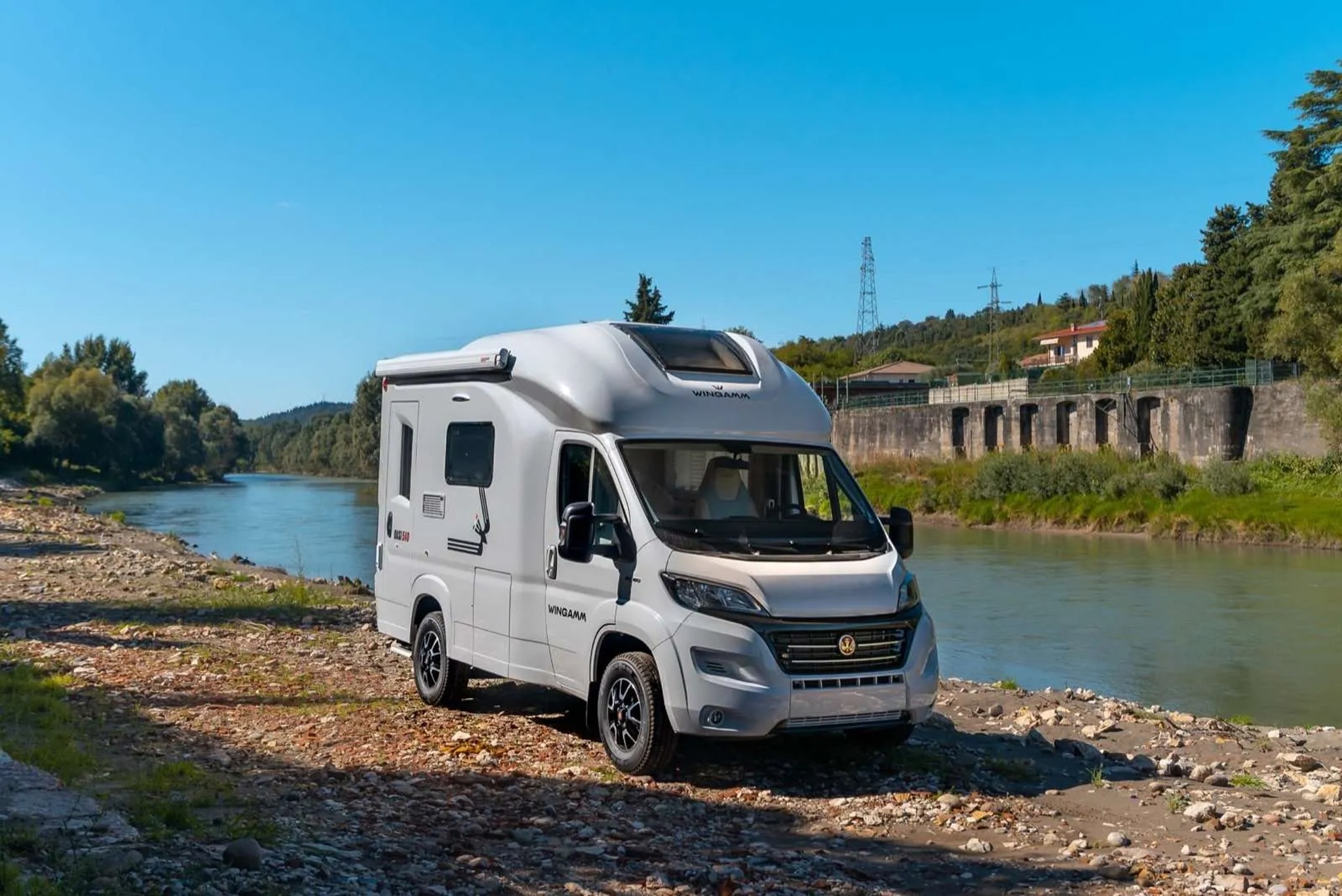 Découvre l’expérience de voyage ultime : le mini-camping-car exquis Wingamm Oasi 540.1 – le luxe et le confort maximal combinés de manière compacte