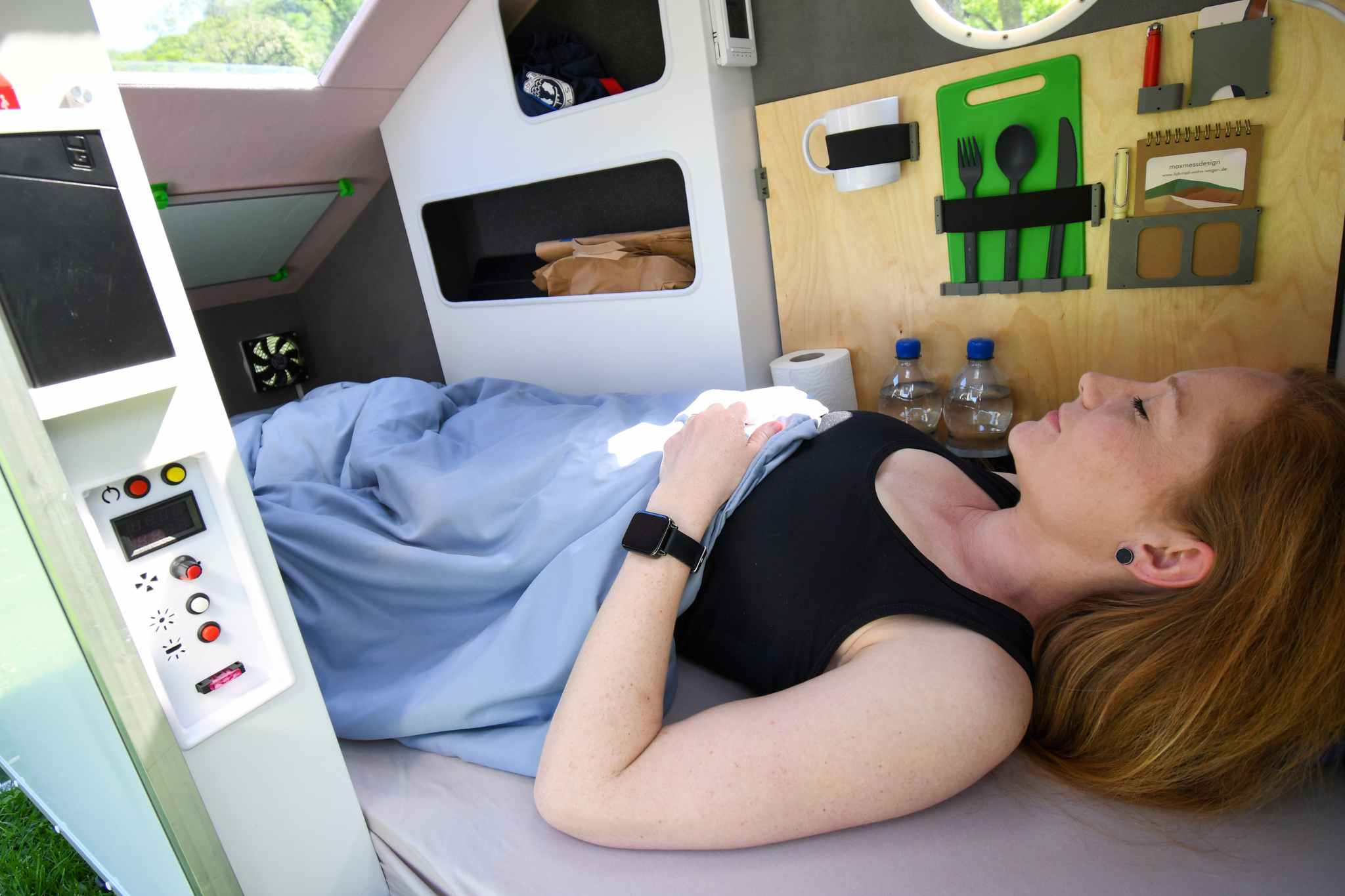 Le panneau de commande à côté du lit permet de contrôler confortablement l'éclairage, le ventilateur et autres. (c) maxmess-design