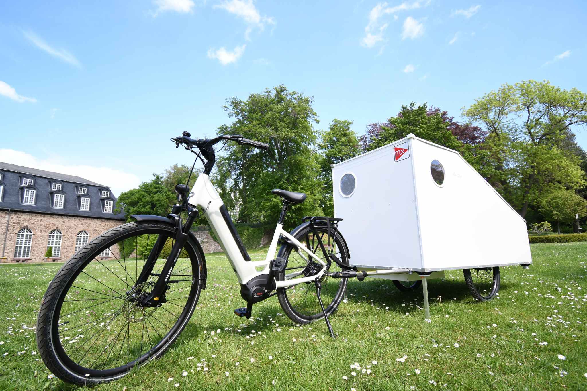 Avec ses 52 kg sans bagages, le modèle Martha peut être tiré par un vélo traditionnel pour les cyclistes entraînés. (c) maxmess-design