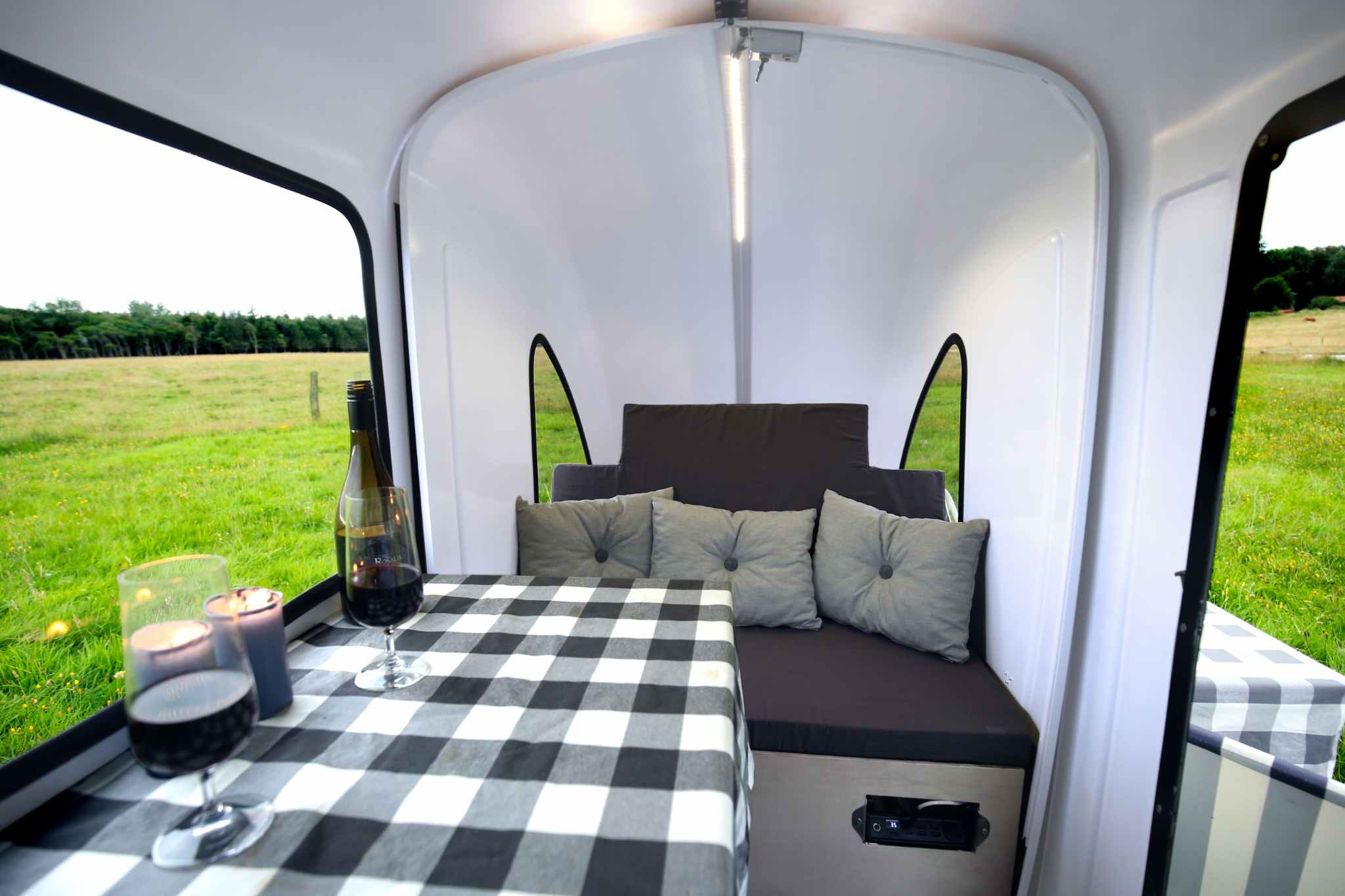 Pendant la journée, la zone de couchage peut être transformée en un petit coin salon avec une table. (c) TMP Aps.