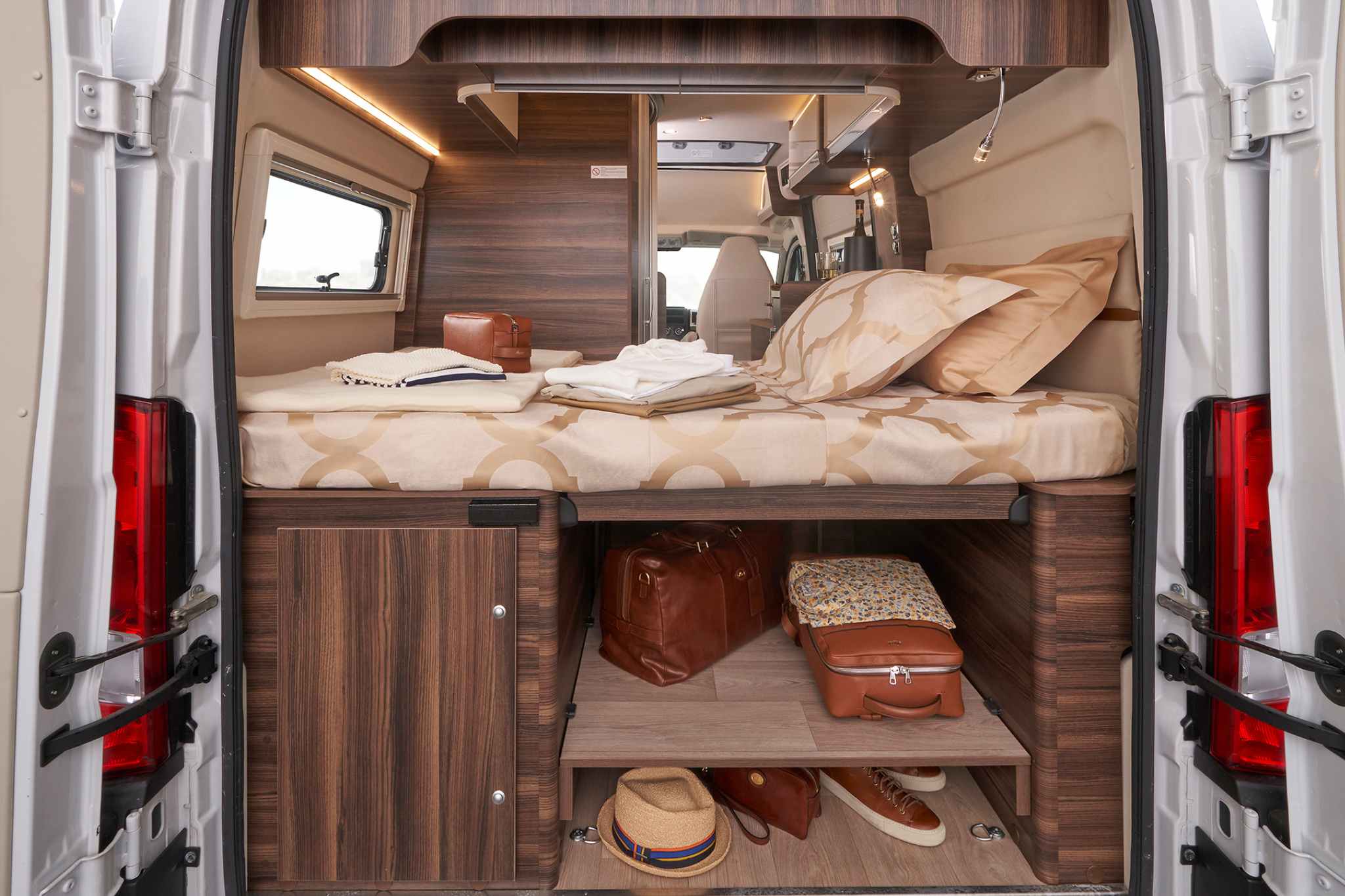 Un lit spacieux à l'arrière avec des matelas confortables assure un sommeil réparateur. © Laika Caravans S.p.A.