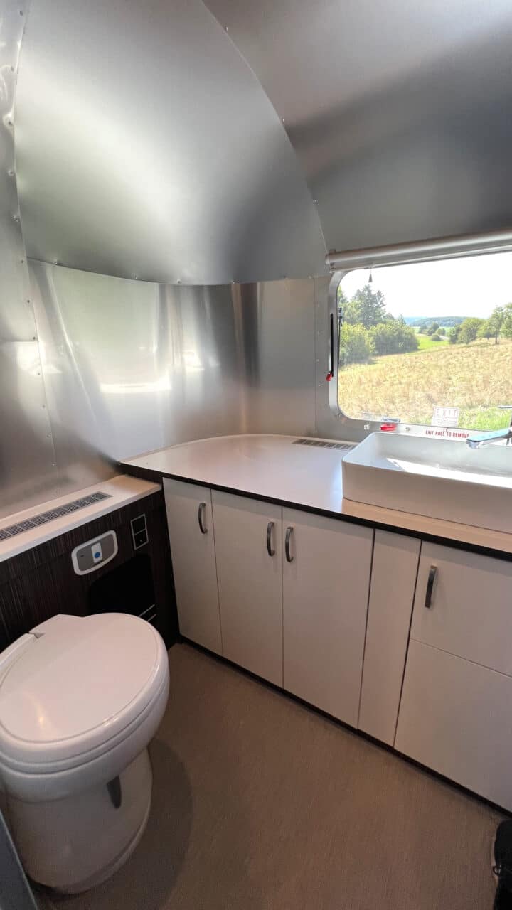 Nouveautés au Caravan Salon 2023 : Airstream Germany présente des caravanes de luxe avec salle de bain confortable et cuisine avec four 6 Airstream International 25IB Salle de bain