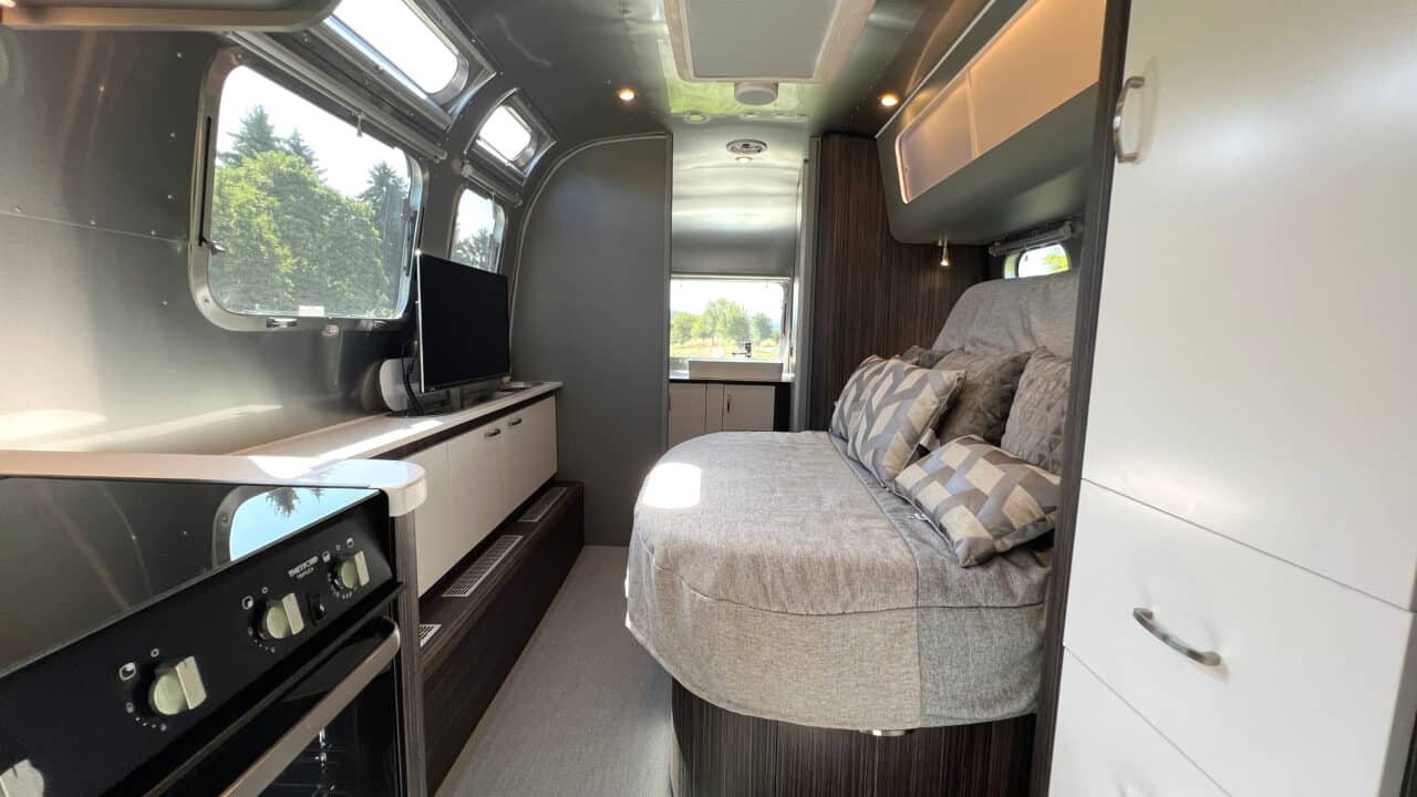 Nouveautés au Caravan Salon 2023 : Airstream Germany présente des caravanes de luxe avec salle de bain confortable et cuisine avec four 3 Airstream International 25IB Lit rentré
