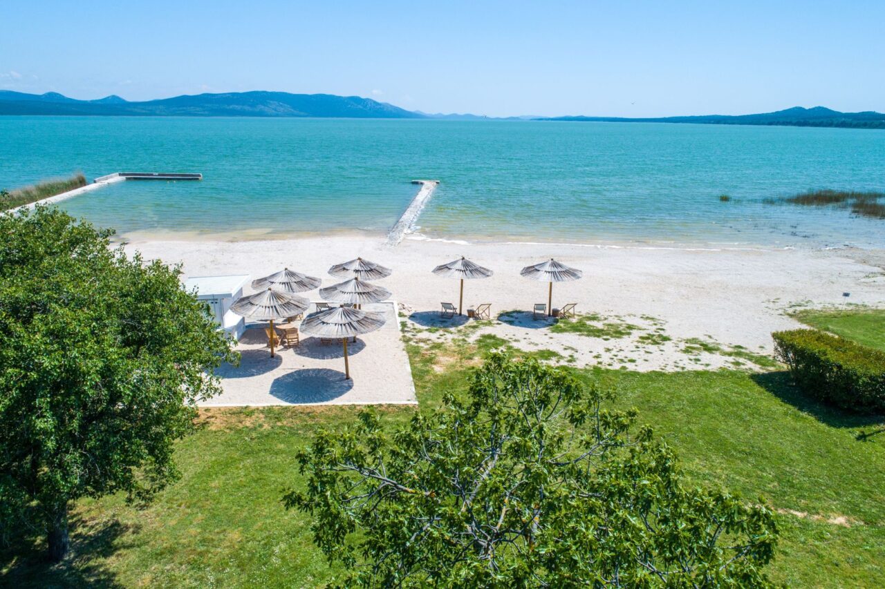 Campings en Dalmatie - Pour les campeurs qui aiment le calme et la nature : Camping au bord du lac Vrana dans le nord de la Dalmatie. © PiNCAMP