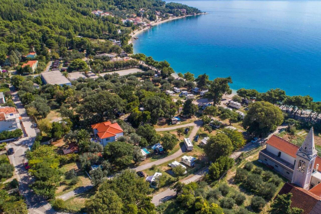 Campings en Dalmatie - Dans la verdure mais au centre : Camping Viter © camping.info