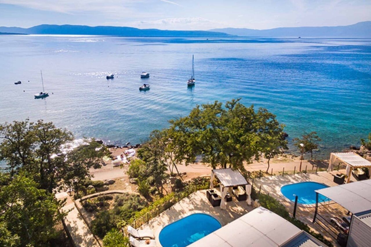 Campings Baie de Kvarner - Aminess Atea Camping Resort- Piscine, mer, plage - pour beaucoup, l'ambiance parfaite pour les vacances. © PiNCAMP