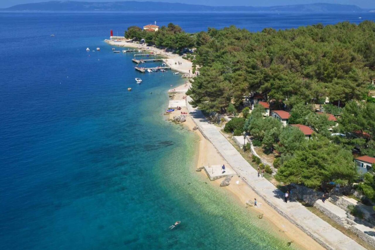 La plage de galets fins offre suffisamment d'espace pour se détendre. © camping.info