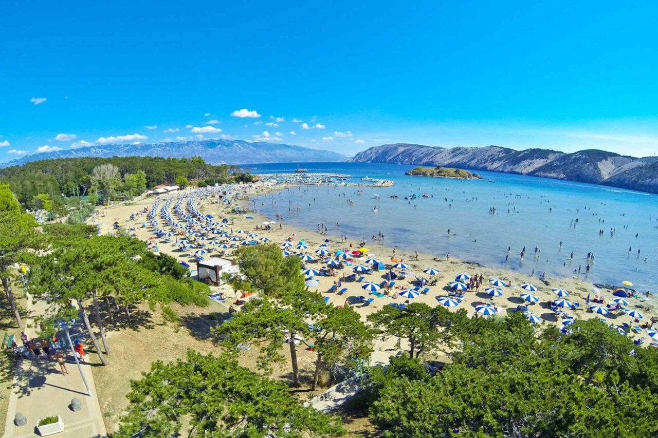 Campings Baie de Kvarner - Situé directement dans la baie de Paradis, le resort offre une vue de rêve sur la baie de Kvarner. © PiNCAMP