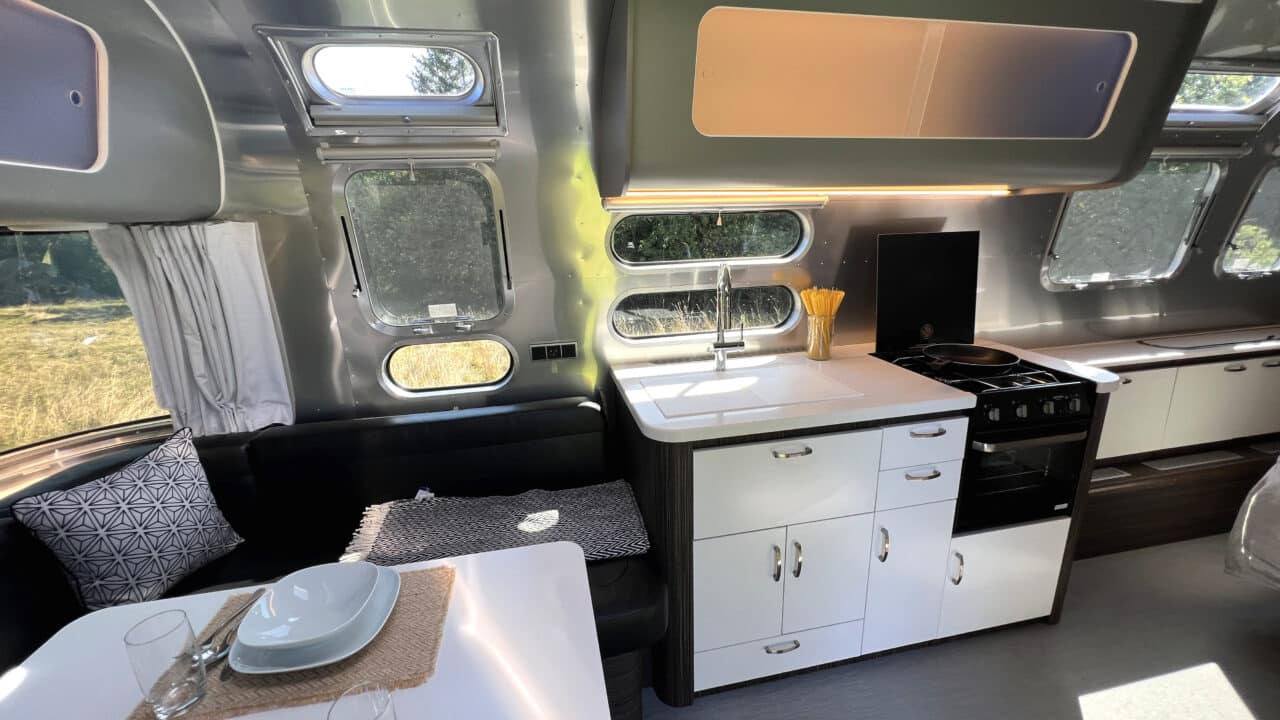 Nouveautés au Caravan Salon 2023 : Airstream Germany présente des caravanes de luxe avec salle de bain confortable et cuisine avec four 4 Cuisine Airstream International 25IB