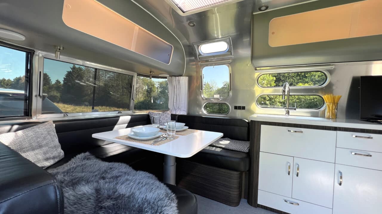 Nouveautés au Caravan Salon 2023 : Airstream Germany présente des caravanes de luxe avec salle de bain confortable et cuisine avec four 2 Salon Airstream International 25IB
