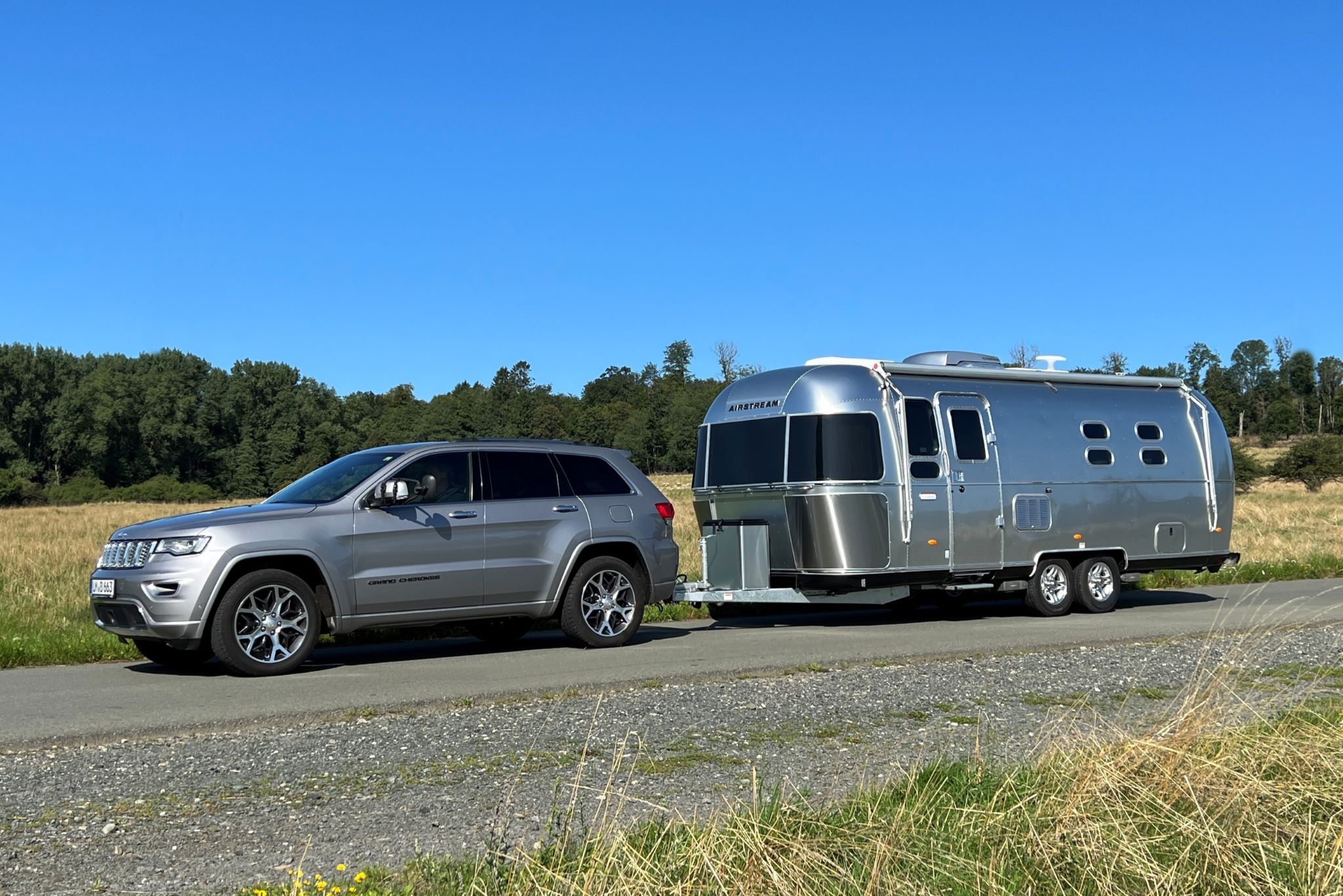 Nouveautés au Caravan Salon 2023 : Airstream Germany présente des caravanes de luxe avec salle de bain confortable et cuisine avec four