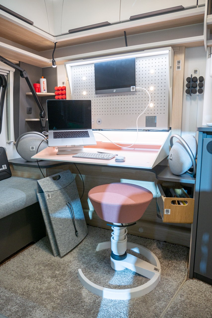Un bureau à domicile complet dans une caravane : Fendt présente au Caravan Salon 2023 une étude avec un équipement complet pour le travail mobile 5 fendt concept conncect arbeitsplatz 1