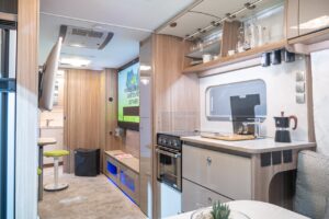 Un bureau à domicile complet dans une caravane : Fendt présente au Caravan Salon 2023 une étude avec un équipement complet pour le travail mobile 11 fendt concept work kueche