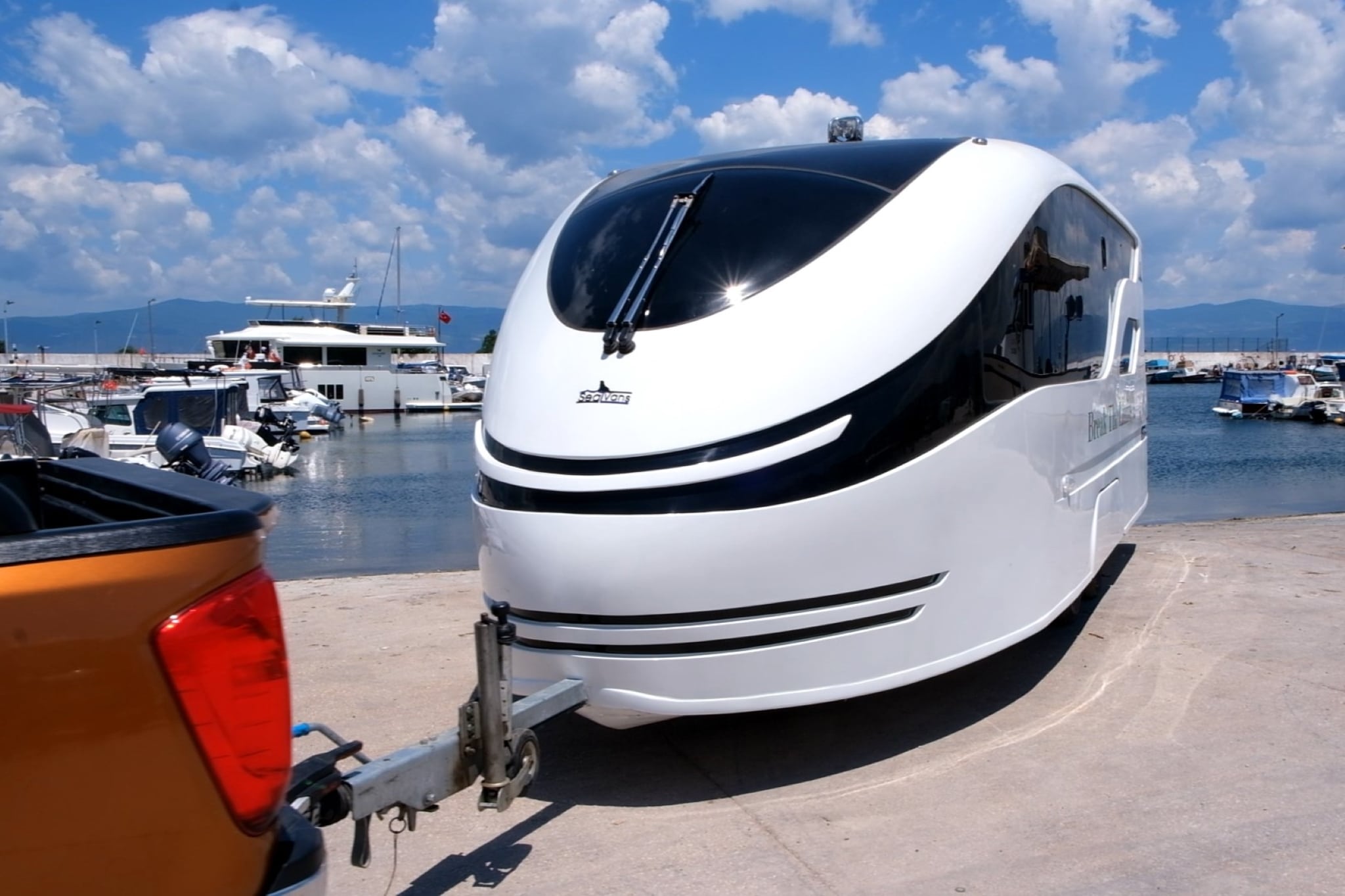 Caravane de luxe Sealvans pour la terre et l’eau : caravane et bateau en un – pour des aventures variées