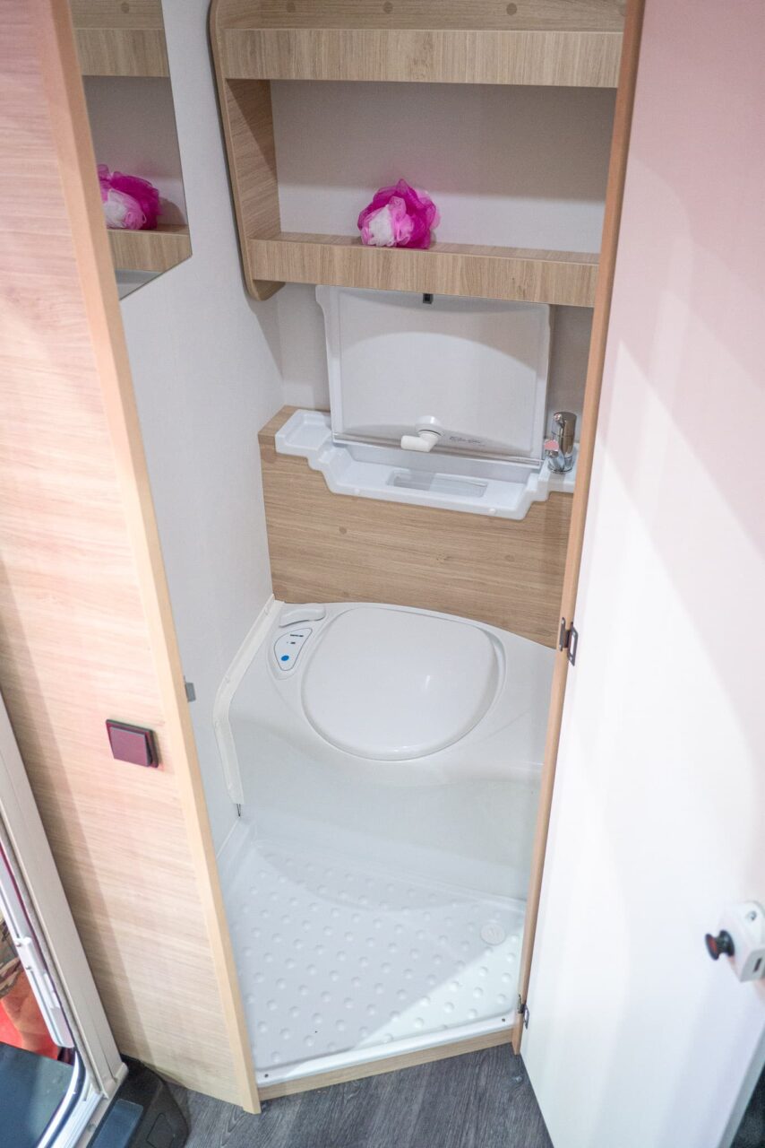 Caravan Salon 2023 Nouveautés : mini-caravane compacte Sterckeman Easy 390 CP pour jusqu'à quatre personnes 3 Sterckeman Easy 390 CP Caravan Salon 2023 Salle de bain
