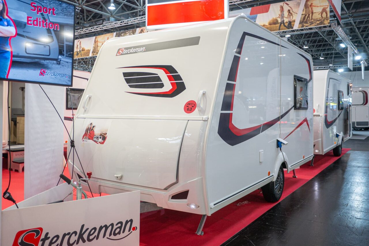 Caravan Salon 2023 Nouveautés : mini-caravane compacte Sterckeman Easy 390 CP pour jusqu'à quatre personnes 1 Sterckeman Easy 390 CP Caravan Salon 2023 proue