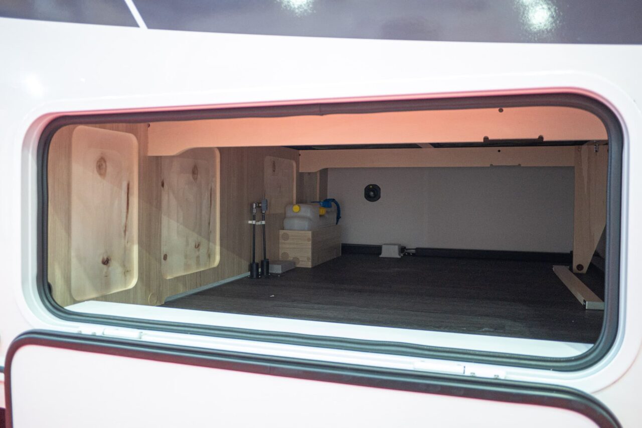 Caravan Salon 2023 Nouveautés : mini-caravane compacte Sterckeman Easy 390 CP pour jusqu'à quatre personnes 7 Sterckeman Easy 390 CP Caravan Salon 2023 Trappe de service
