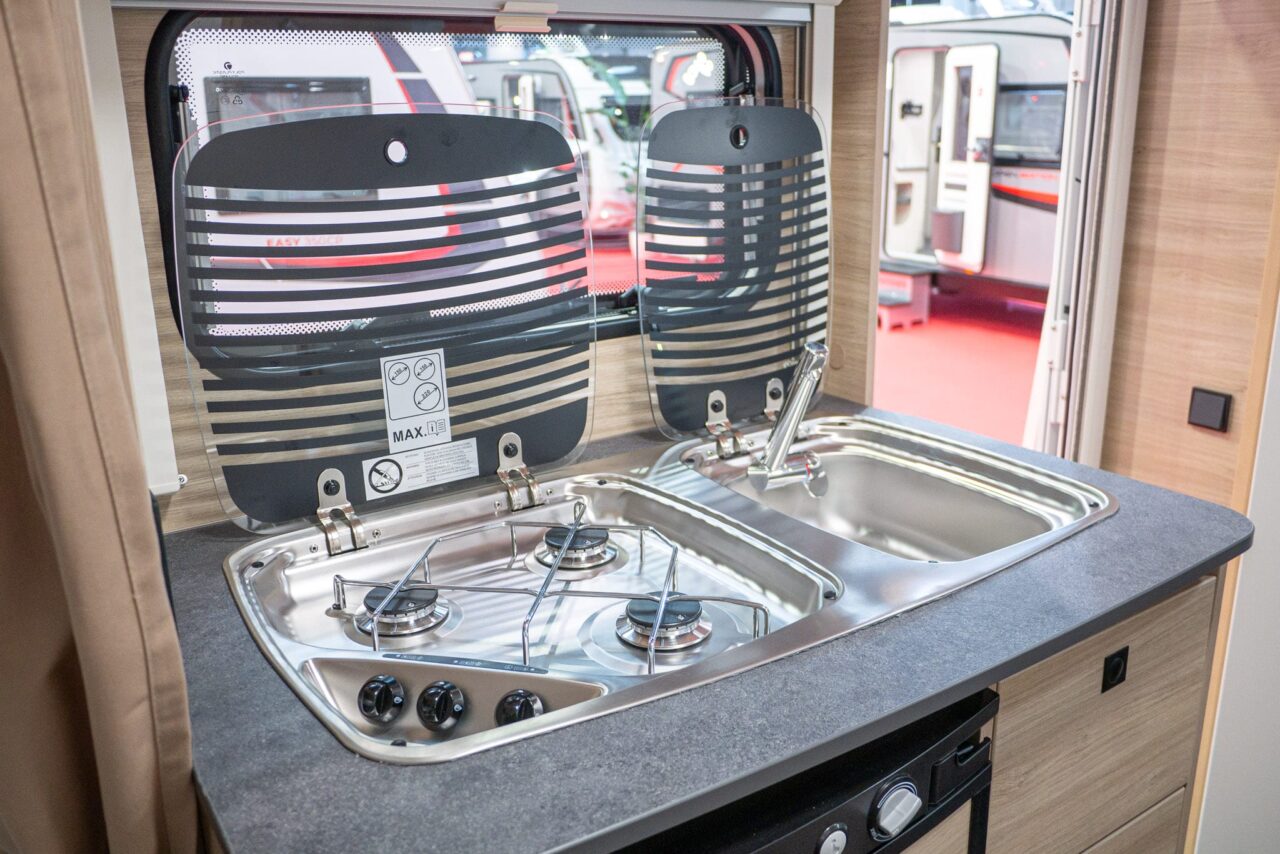 Caravan Salon 2023 Nouveautés : mini-caravane compacte Sterckeman Easy 390 CP pour jusqu'à quatre personnes 5 Sterckeman Easy 390 CP Caravan Salon 2023 Cuisine
