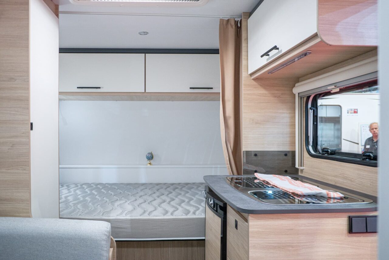 Caravan Salon 2023 Nouveautés : mini-caravane compacte Sterckeman Easy 390 CP pour jusqu'à quatre personnes 6 Sterckeman Easy 390 CP Caravan Salon 2023 Cuisine Lit