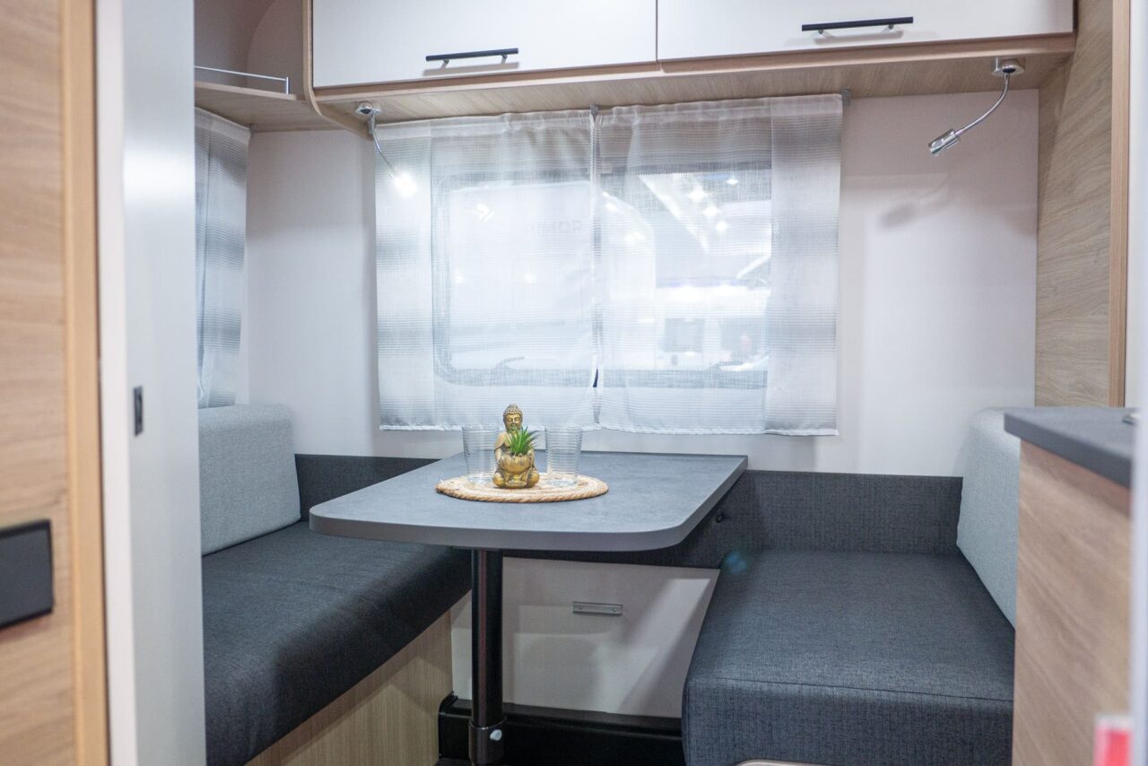 Caravan Salon 2023 Nouveautés : mini-caravane compacte Sterckeman Easy 390 CP pour jusqu'à quatre personnes 4 Sterckeman Easy 390 CP Caravan Salon 2023 Ensemble de sièges