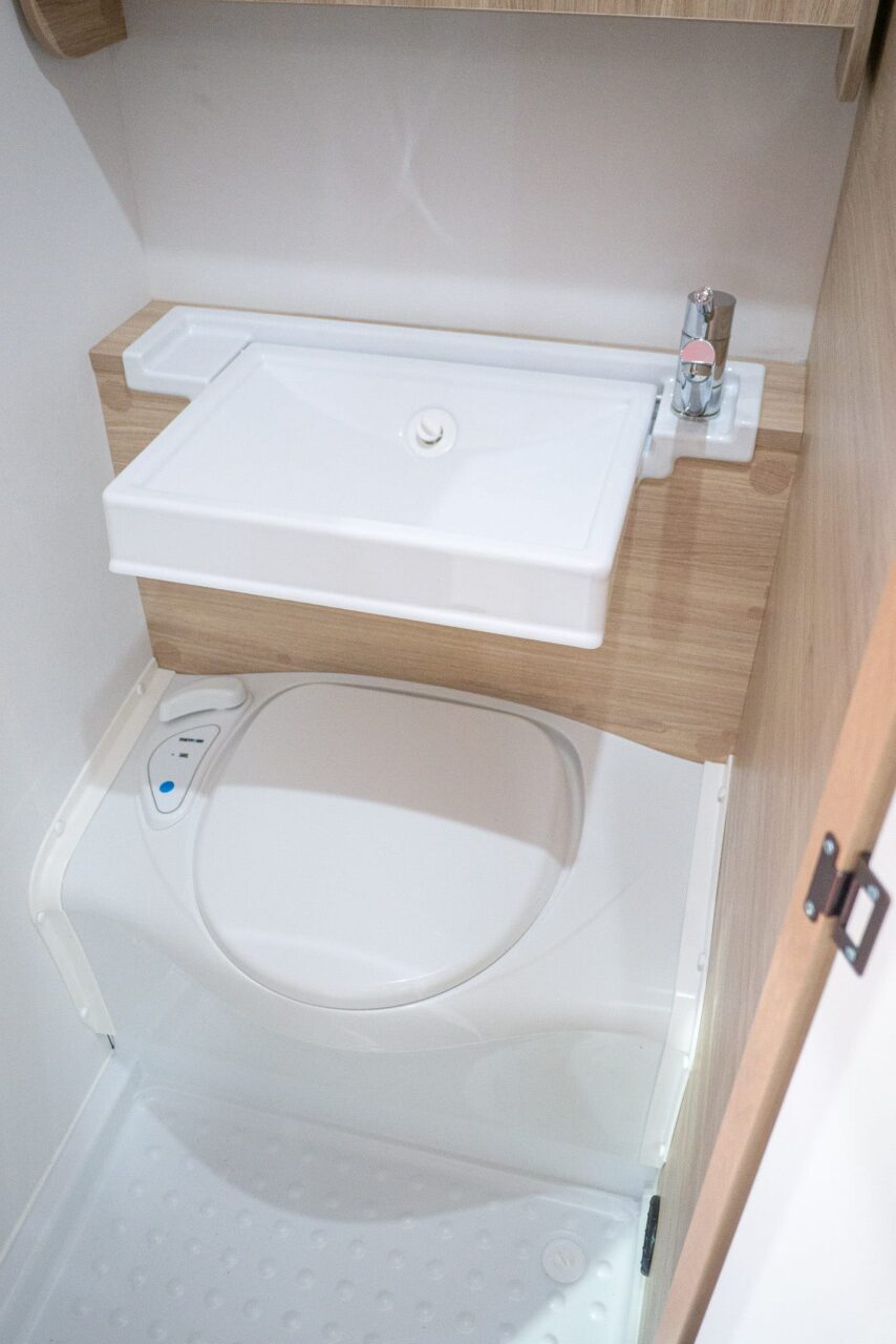 Caravan Salon 2023 Nouveautés : mini-caravane compacte Sterckeman Easy 390 CP pour jusqu'à quatre personnes 2 Sterckeman Easy 390 CP Caravan Salon 2023 Toilettes Lavabo