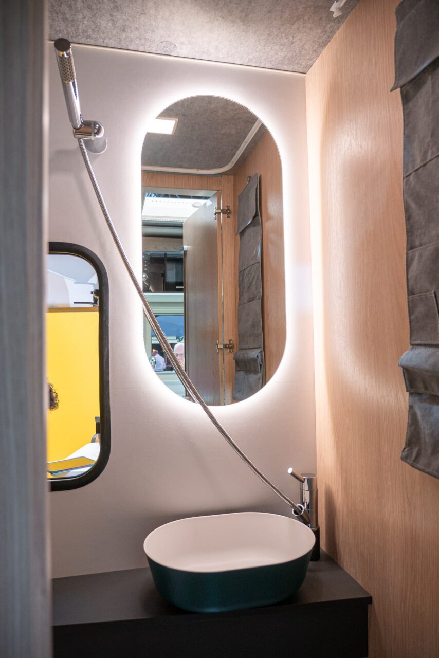 Adria Aviva Lite 360 DK (2024) : mini-caravane minimaliste et légère pour quatre personnes - avec visite à 360° ! 8 adria aviva lite 360 dk dusche