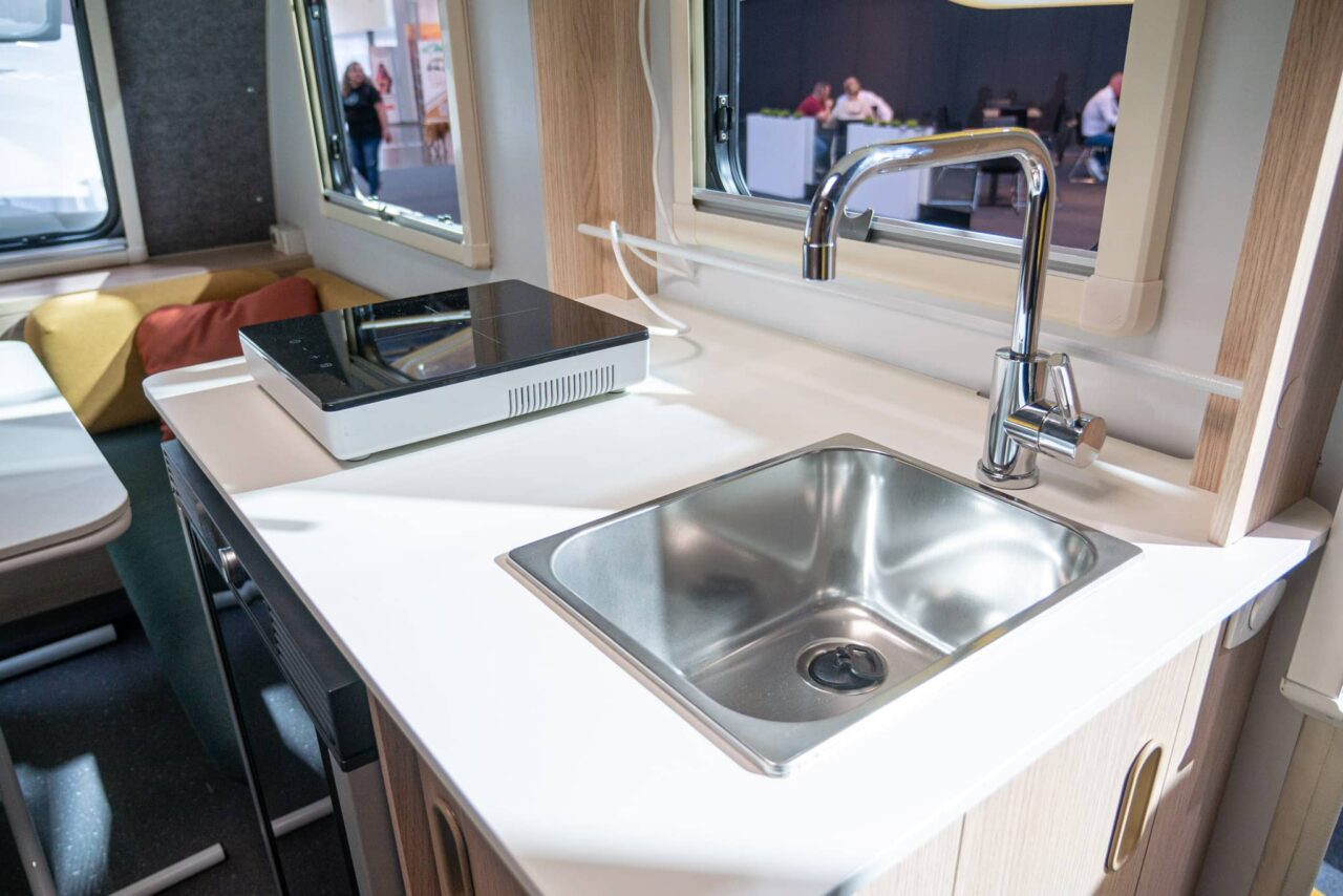 Adria Aviva Lite 360 DK (2024) : mini-caravane minimaliste et légère pour quatre personnes - avec visite à 360° ! 5 adria aviva lite 360 dk kueche