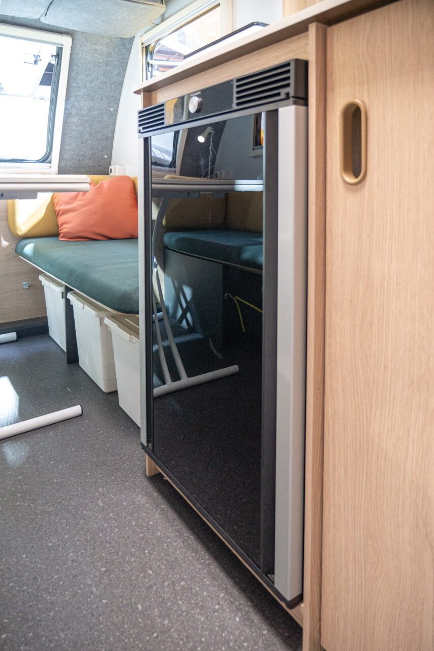 Adria Aviva Lite 360 DK (2024) : mini-caravane minimaliste et légère pour quatre personnes - avec visite à 360° ! 6 adria aviva lite 360 dk kuehlschrank