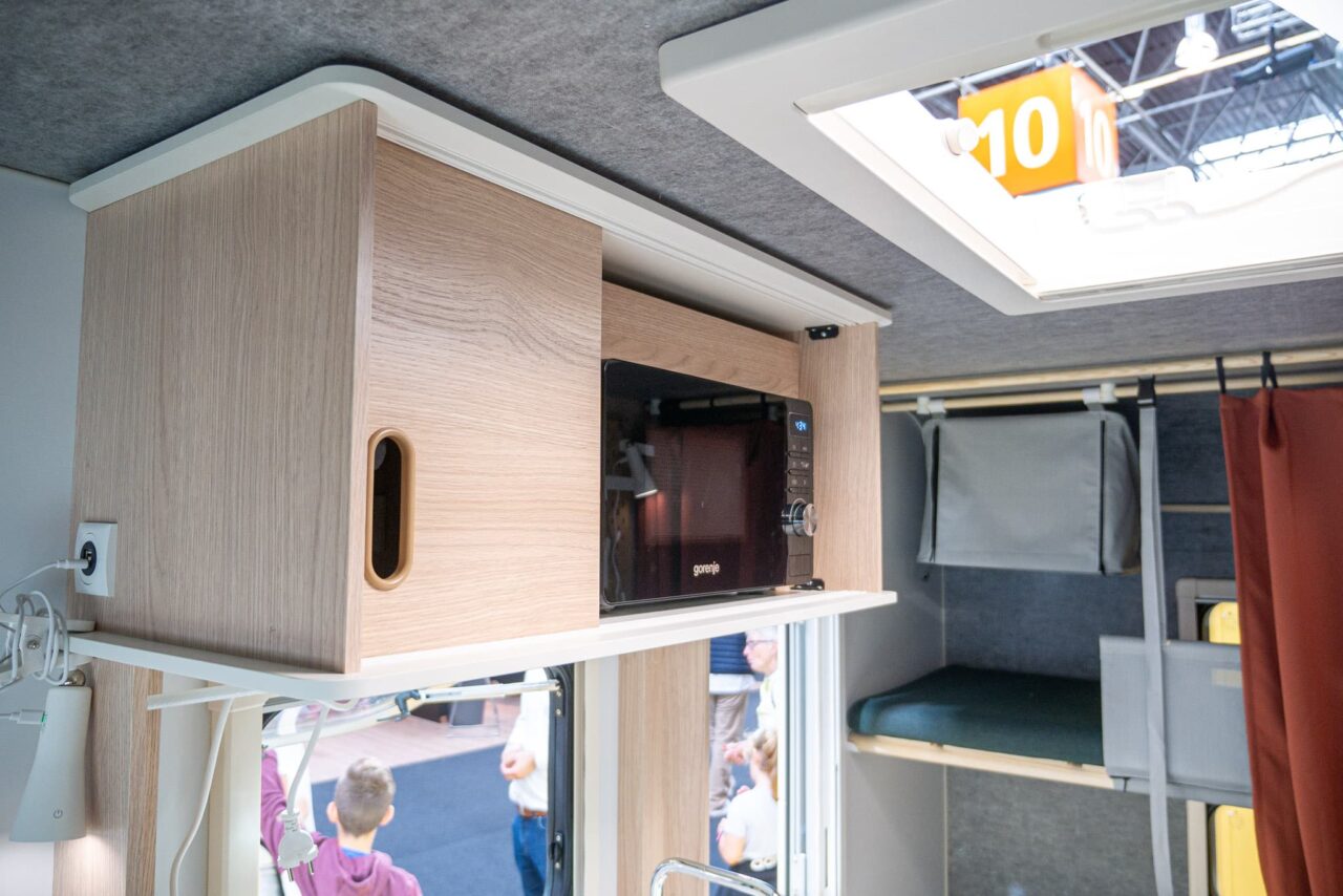 Adria Aviva Lite 360 DK (2024) : mini-caravane minimaliste et légère pour quatre personnes - avec visite à 360° ! 7 adria aviva lite 360 dk mikrowelle
