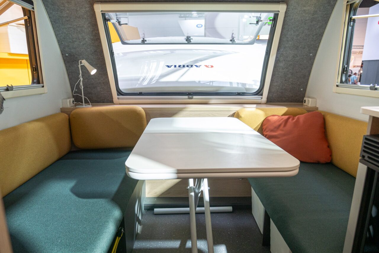Adria Aviva Lite 360 DK (2024) : mini-caravane minimaliste et légère pour quatre personnes - avec visite à 360° ! 3 adria aviva lite 360 dk sitzgruppe